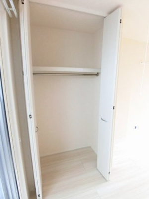 【収納】 | グランデファーレ新横浜 | 洋室7.1帖のお部屋にあるクローゼットです♪大切なお洋服もしわにならないようにハンガーがけができます☆