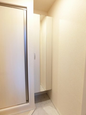 【玄関】 | グランデファーレ新横浜 | 玄関には全身ミラー付きでお出かけの時の身だしなみ確認もばっちり！