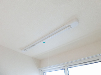 【展望】 | 洋室7.1帖のお部屋にある室内物干しです！雨の日やお出掛け時の室内干しにとても便利☆花粉や梅雨の時期に重宝しますね♪