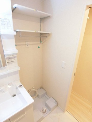 【設備】 | グランデファーレ新横浜 | 洗面所内、洗髪洗面化粧台横にある室内洗濯機置き場です♪防水パンが付いているので万が一の漏水にも安心です！上部には便利な収納棚付き♪