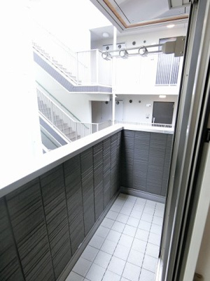 【バルコニー】 | グランデファーレ新横浜 | 洋室7.1帖のお部屋から繋がるバルコニーです！お洗濯物を干したり、気分転換をするにも最適です☆