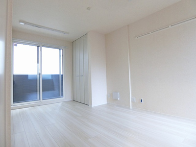 【洋室】 | グランデファーレ新横浜 | 洋室7.1帖☆バルコニーに繋がる角部屋二面採光のお部屋です！クローゼットがあるのでお洋服の多い方もお部屋が片付いて快適に過ごせますね♪