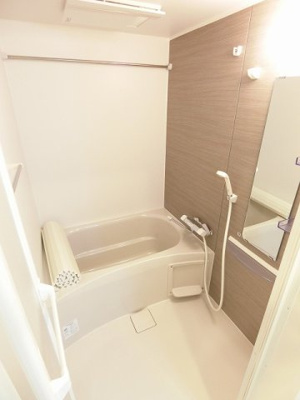 【浴室】 | グランデファーレ新横浜 | 浴室暖房乾燥機付きのバスルームです！雨の日のお洗濯にも便利な物干しバー完備です！お風呂に浸かって一日の疲れもすっきりリフレッシュ♪