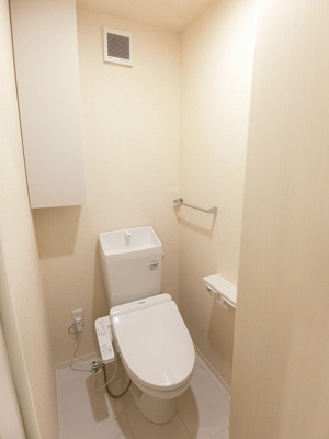 【トイレ】 | グランデファーレ新横浜 | トイレは温水洗浄便座♪人気のバストイレ別です！トイレが独立していると使いやすいですよね☆小物を置ける便利な棚やタオルハンガーも付いています♪