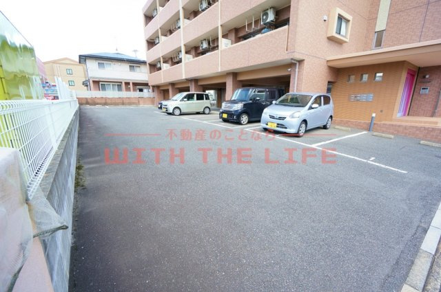 サンシャイン【キャッシュバック対象物件】の駐車場|駐車場に車を止められます