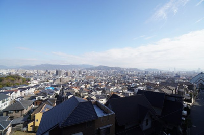 【展望】 | フローレンス長束ビューステージ（リフォーム中） | 【四季を感じる】
四季の移ろい・爽やかな青空や風を感じられ
自然を愉しめるパノラマビュー。
毎日の暮らしに余裕を感じさせてくれる、
遮る物の無い開放的な眺望を是非、ご堪能ください。