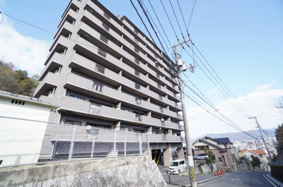 【外観】 | フローレンス長束ビューステージ（リフォーム中） | 【耐震性】
耐震性の高さを判断するポイントは、
建築確認申請日が1981年6月1日以降の
新耐震基準に適合しているかどうか。
震度６程度の大地震でも
建物が崩壊しないレベルが基準になりました。