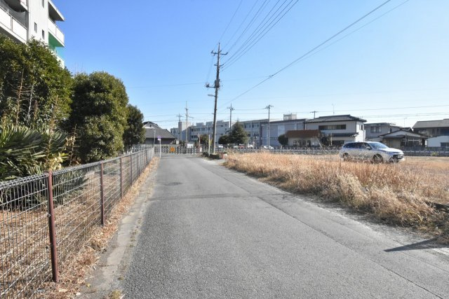 行田市大字長野　売地の前面道路含む現地写真