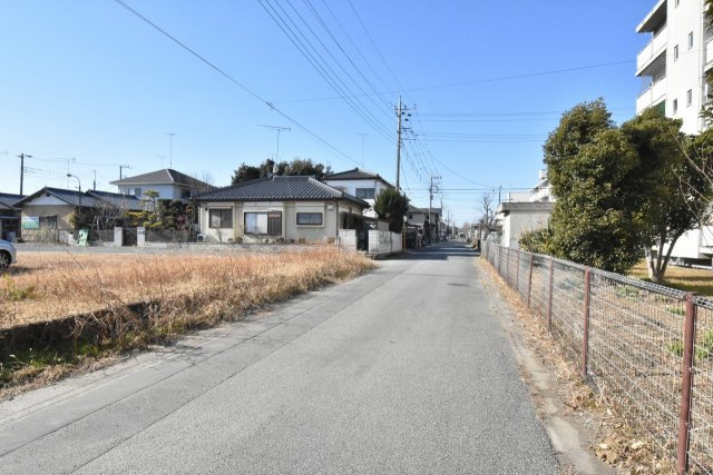 行田市大字長野　売地の前面道路含む現地写真