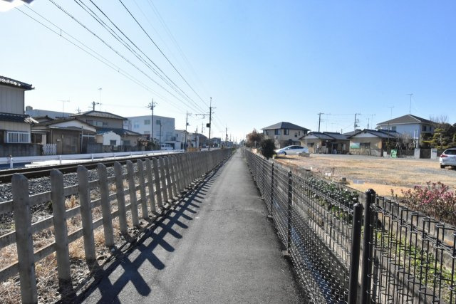 行田市大字長野　売地の前面道路含む現地写真