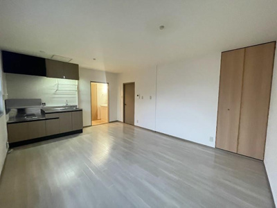 【居間・リビング】 | サンハイム下手野 | こちらのリビングで趣味の時間をお楽しみください