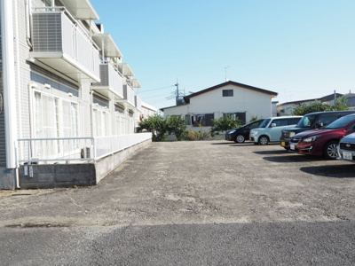 【駐車場】 | コーポＢＥＬＬ | 駐車場があるので、車を買う予定の方も安心です