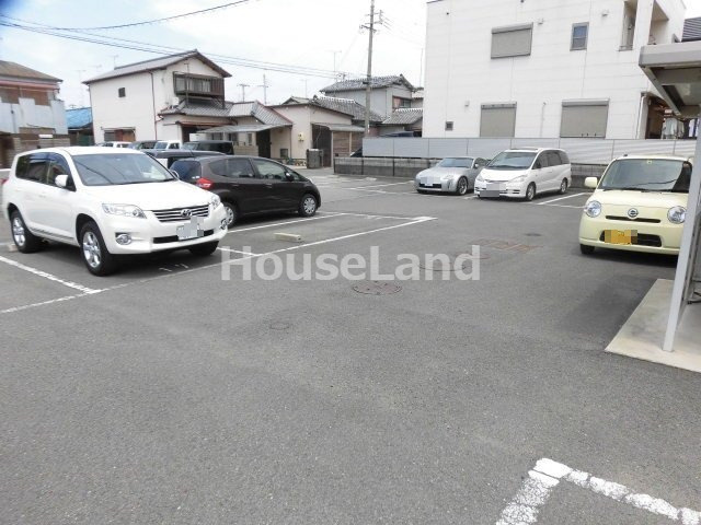 ティエラハウス西小二里の駐車場