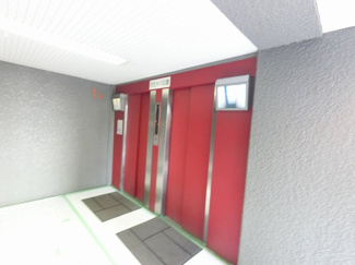 【その他共用部分】 | お買い物時やベビーカーの出し入れに便利なエレベーター付
混雑時にも便利なエレベーター2基付です。