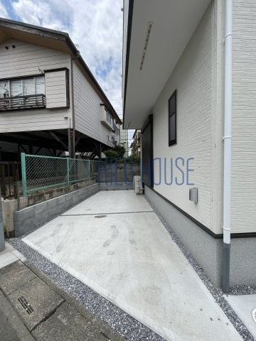 Kolet新河岸の駐車場