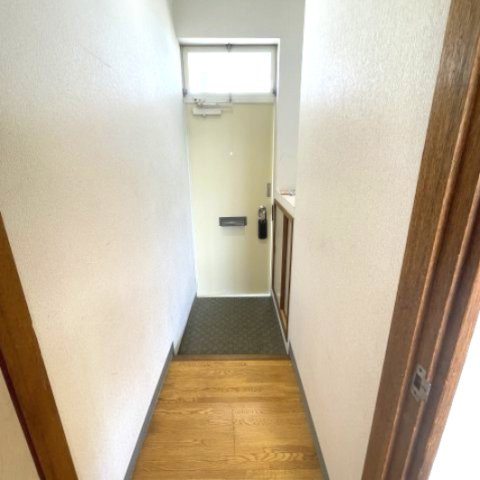 ハイツカレッヂの玄関