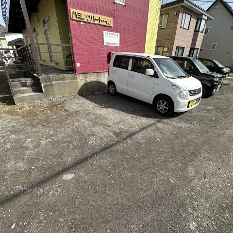 学）ハミングバードインの駐車場