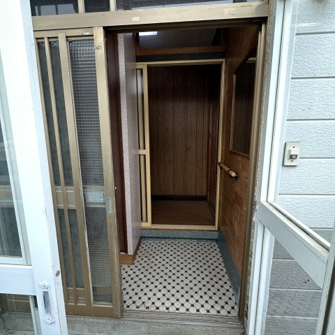 室蘭市母恋南町2丁目56-4戸建の玄関