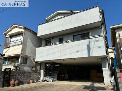 【外観】 | 明石市港町　中古戸建 | 鉄骨造の住宅！！駐車スペース8台（車種による）が可能です♪