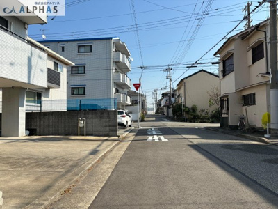 【前面道路含む現地写真】 | 明石市港町　中古戸建 | 前面道路約5.9ｍ♪前面道路が広々で駐車もらくらく♪