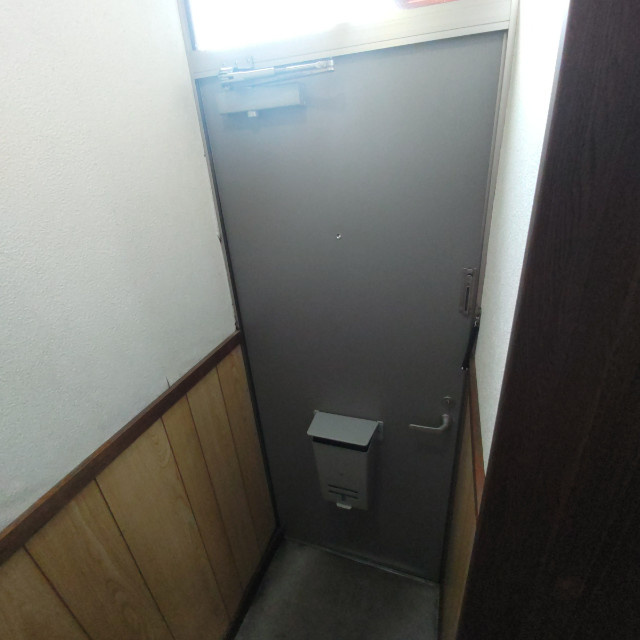 ファミール栄町の玄関