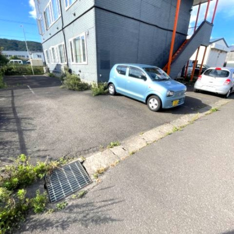 ファミール栄町の駐車場