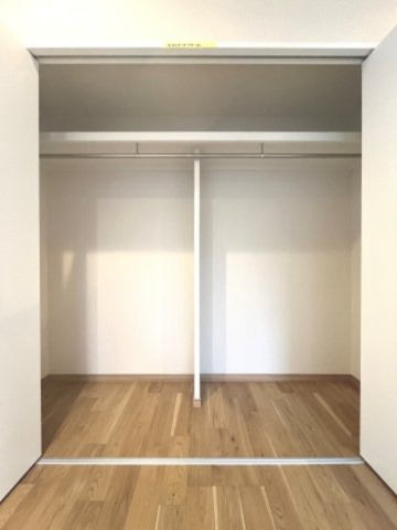 【収納】 | 本郷アローハイツ 5F | 【 Storage 】
今日はどんな一日にしよう。毎日を着飾るお洋服をしっかりと守ってくれる収納。ドレスアップは気分が高揚としますね。お洋服だけでなく、大切なものもそこにしまって…。