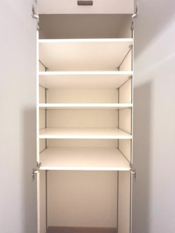 【収納】 | 本郷アローハイツ 5F | 【 Storage 】
必要なものをすぐそこに。生活していく上で必要なものを保管してくれる物入。生活雑貨だけでなく、書類などの大切なものもしっかりと保管してくれます。