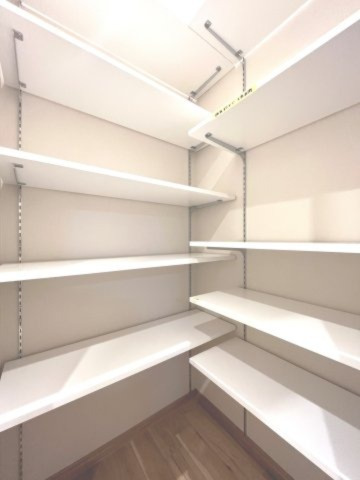 【収納】 | 本郷アローハイツ 5F | 【 Entranse storage 】
沢山の靴を保管できる玄関収納。靴のデザインがより鮮明になる落ち着いた色調で、コーディネートを手伝ってくれます。高揚とした気分で楽しくお出かけへ。