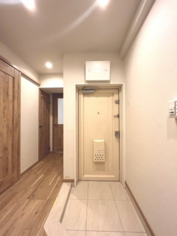 【玄関】 | 本郷アローハイツ 5F | 【 Front door 】
我が家に帰ってきたとき、最初に暖かく出迎えてくれる玄関。今日も頑張ったと、一安心させてくれる瞬間は気持ちをリラックスさせてくれます。
