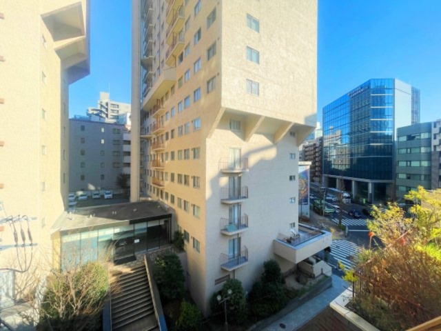 【展望】 | 本郷アローハイツ 5F | 【 View 】
木の暖かさをより感じさせてくれる太陽の光、一日の始まりを心地よく演出してくれます。窓から入る気持ちのいい風で、活力がみなぎることでしょう。