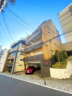 【外観】 | 【 Appearance 】
存在感のある建物は、居住者の拠点としてずっと価値を持ち続ける。今もそこでじっと佇み、居住者の安全や安心を守ってくれています。