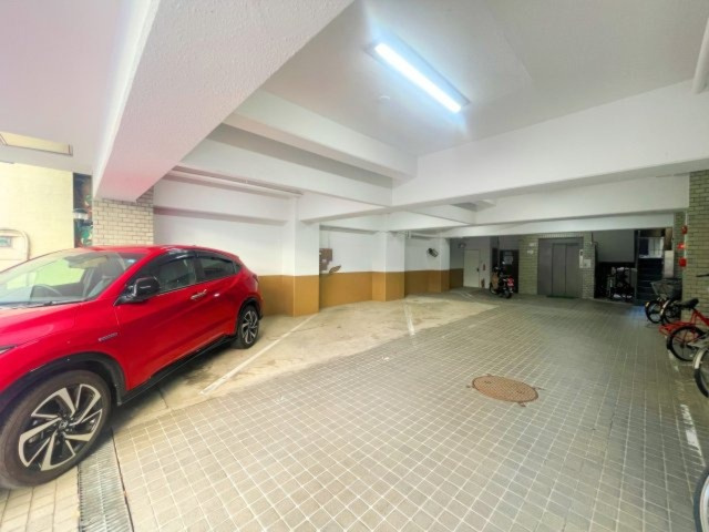 【その他共用部分】 | 本郷アローハイツ 5F | 【 others 】
屋根のある駐車場です。