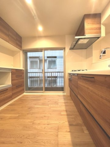 【キッチン】 | 本郷アローハイツ 5F | 【 Kitchen 】
生活に欠かせない調理を手助けしてくれるシステムキッチン。愛情のこもった様々な料理で食卓を彩り、その日の出来事を語り合える空間に。