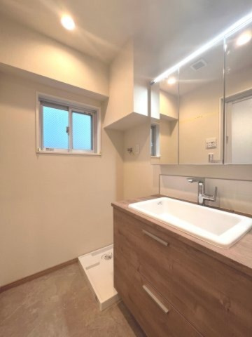 【独立洗面台】 | 本郷アローハイツ 5F | 【 Powder　room 】
毎日を着飾る準備として、とても大事な空間といっても過言ではありません。快適に過ごすことはもちろん、綺麗に美しくドレスアップできることでしょう。