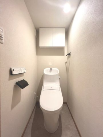 【トイレ】 | 本郷アローハイツ 5F | 【 Toilet 】
いつまでも清潔な場所を第一に、快適性もよく落ち着いた空間を演出。シンプルな内装は、気持ちや頭の整理にも力になってくれます。