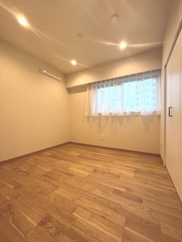 【洋室】 | 本郷アローハイツ 5F | 【 Room 】
自分だけのプライベートな空間を作ってくれる洋室は、落ち着きがあり安心できる空間でなければいけません。そんなあなただけの空間をしっかりと確保してくれます。