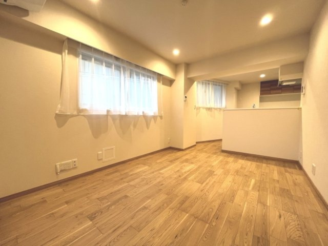 【居間・リビング】 | 本郷アローハイツ 5F | 【 Living　room 】
木の暖かさを感じられ、団欒とした生活を送ることができるリビングルーム。気持ちのいい日の光の下、ゆっくりとしたくつろげる時間を楽しみませんか？