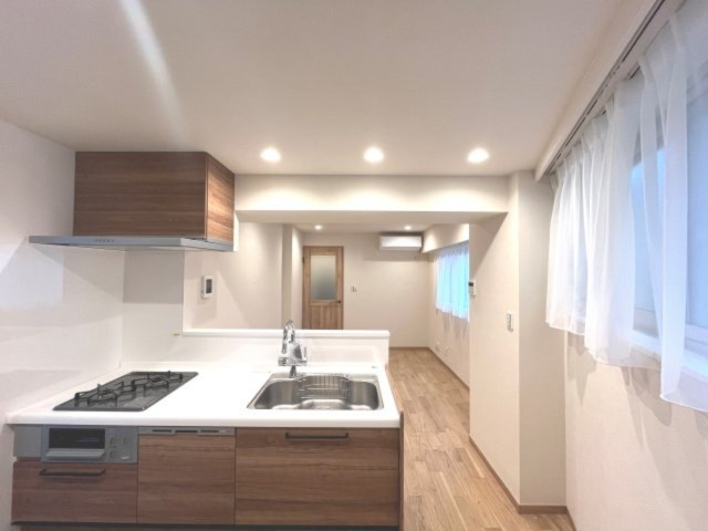 【キッチン】 | 本郷アローハイツ 5F | 【 Living　room 】
窓から差し込む暖かい光が、家族団欒とした生活を包み込みます。おいしい食卓を囲み、たわいもない話で笑ったり。幸せな空間をずっとそばで守ってくれます。