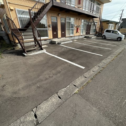 ハイツアンバサダーの駐車場