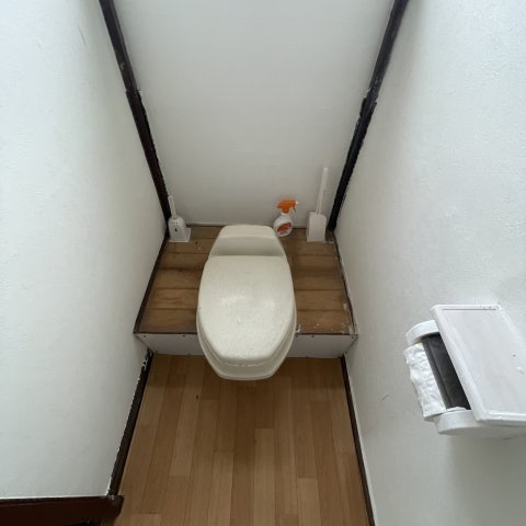 斉藤アパートのトイレ|落ち着いた色調のトイレです