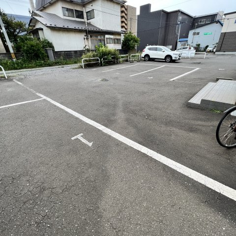 クレセントコートの駐車場