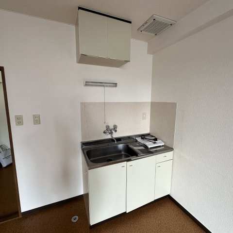 Ｅ．Ｓアベニュー　ヒラノアパートメントのキッチン|コンパクトなキッチンで掃除もラクラク