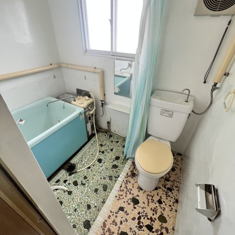 めぐみマンションのトイレ|落ち着いた色調のトイレです