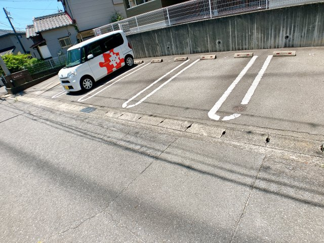 カルテットの駐車場