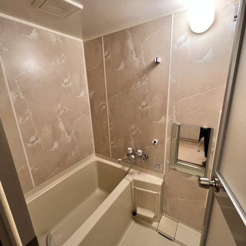 ガーネットの浴室