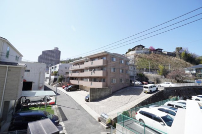 【展望】 | 三滝コーポラス（リノベ済） | 【四季を感じる】
四季の移ろい・爽やかな青空や風を感じられ
自然を愉しめるパノラマビュー。
毎日の暮らしに余裕を感じさせてくれる、
遮る物の無い開放的な眺望を是非、ご堪能ください。