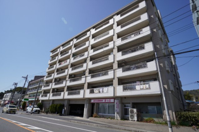 【外観】 | 三滝コーポラス（リノベ済） | 【資料には掲載していない情報】
物件の陽当りや通風・仕様設備やお部屋の大きさの比較、
近隣・周辺環境や街並みなど、資料には掲載していない情報が
現地にはたくさんあります。是非ご確認ください。