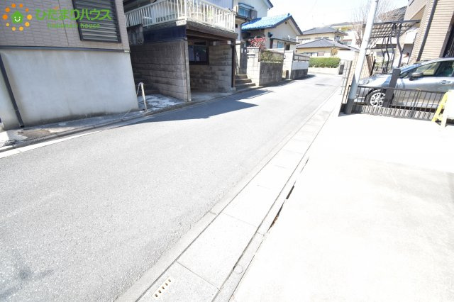 鴻巣市宮地1丁目　中古一戸建ての前面道路含む現地写真