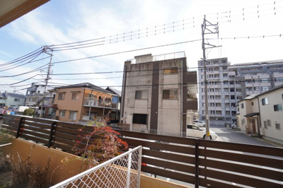 【展望】 | ダイアパレス五日市中央（リノベ済） | 【眺望】
1Fなので、見晴らしよくとはいきませんが、比較的低層階の住宅地ということと、
庭部分と駐車スペースがあるので、前側がよく開けています。
青空も見えて自然も感じられることができます！